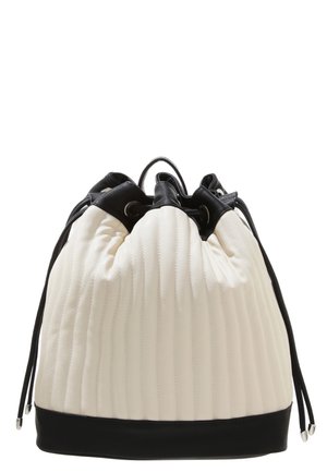 Prošívaná bílá a černá vaková taška se svislým prošíváním a černými šňůrkami se stříbrnými zakončeními.