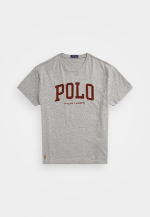 T-shirt gris à manches courtes avec col rond, avec "POLO" en grandes lettres marron et "RALPH LAUREN" en dessous, au centre devant.