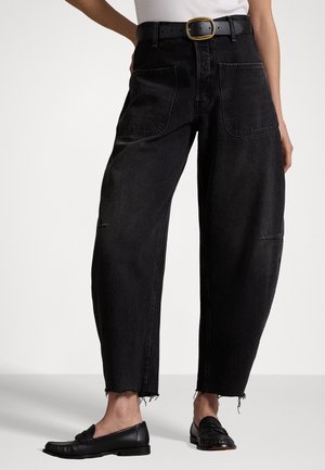 Jean noir taille haute avec une coupe fuselée, doté de deux grandes poches avant, d'ourlets effilochés et d'un tissu texturé avec une passants de ceinture.