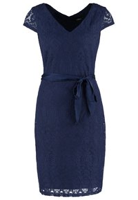 Tyrkysové krajkové šaty s krátkými rukávky, výstřihem do V, upnutým střihem a pásem z ladících materiálů v oblasti pasu. Složitý květinový krajkový vzor.