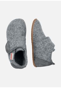 Chaussons en feutre gris avec une texture douce, un design léger, une semelle en caoutchouc antidérapante et une bride réglable.