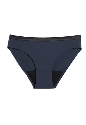 Slip bikini blu navy con tessuto liscio ed elasticizzato. Presenta una fascia elastica nera in vita e dettagli ritagliati ai lati.