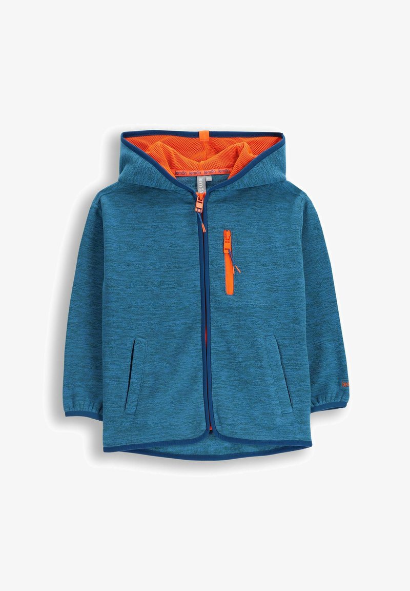 Niebieska polarowa kurtka z kapturem, z pomarańczową siateczkową podszewką, zamykanymi na zamek kieszeniami z przodu oraz kontrastującymi pomarańczowymi akcentami zamka.