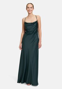 Dunkelgrünes Satin-Maxikleid mit einem schlichten Ausschnitt und dünnen Trägern, das eine glatte, fließende Textur und eine figurbetonte Silhouette aufweist.