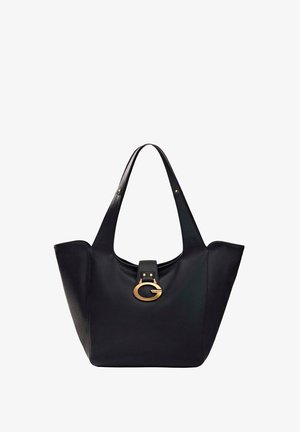 Sac tote en cuir noir avec deux bandoulières et une boucle ovale dorée affichant le nom de la marque Guess à l'avant.