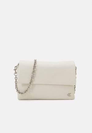 Bolso de cuero beige claro con solapa plegable, correa de cadena y acento de logo plateado. Textura suave con un diseño minimalista.