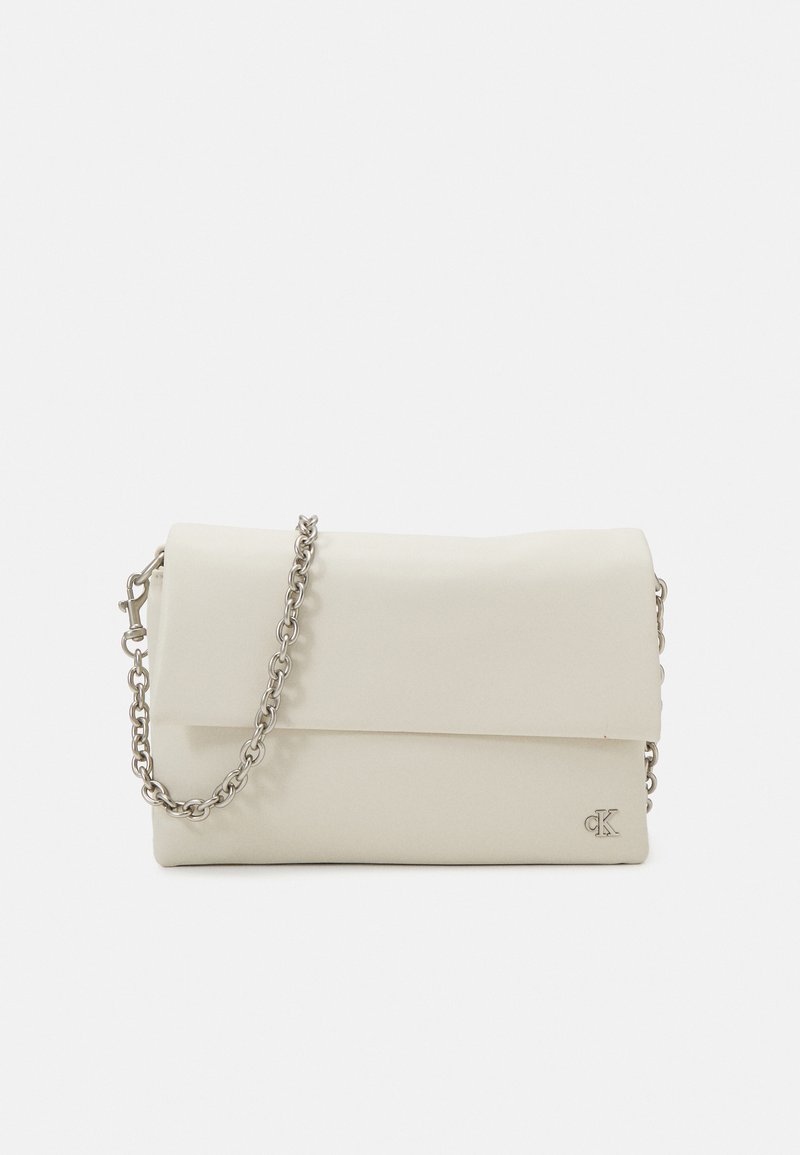 Lys beige lærveske med en fold-over klaff, kjedehåndtak og sølvlogo. Glatt tekstur med et minimalistisk design.