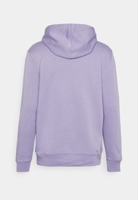 Sudadera morada, de tejido suave, diseño casual, con capucha y puños de canalé. La costura a lo largo de los bordes añade textura.