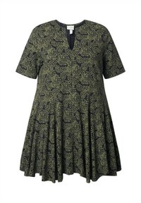 Vestido de manga corta en verde oscuro con un patrón abstracto negro, con escote en V y falda acampanada, confeccionado en una tela suave y texturizada.