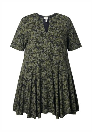 Abito a maniche corte di colore verde scuro con un motivo astratto nero, dotato di scollo a V e gonna ampia, realizzato in tessuto morbido e testurizzato.