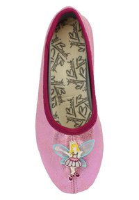 Rosa Ballerina mit glänzender Textur, elastischem Kragen und besticktem Feen-Motiv. Das Innere verfügt über eine gemusterte Innensohle mit Branding.
