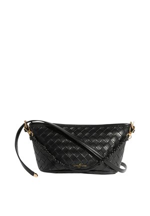 Bolso bandolera tejido de piel negro con herrajes dorados y correa ajustable, con el logo "LOVE & ROSES" en relieve en el frontal.