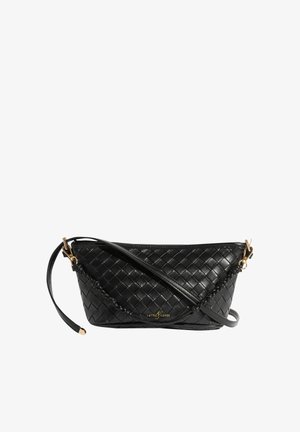 Bolso bandolera tejido de piel negro con herrajes dorados y correa ajustable, con el logo "LOVE & ROSES" en relieve en el frontal.