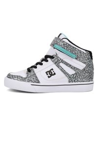 High-top tenisky s bielym koženým základom, šedými vzorovanými akcentmi, čiernymi šnúrkami a tyrkysovým štítkom značky. Obsahujú suchý zips pre lepšiu oporu.