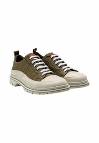 Buty sznurowane z khaki tekstylnym wierzchem, białą skórzaną nasadką na palce i teksturowaną gumową podeszwą. Posiadają kontrastujące białe sznurówki i pętle do zakupu.