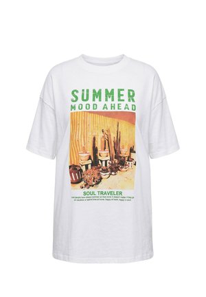 Bílé tričko se zeleným nápisem "SUMMER MOOD AHEAD", fotka pouštního kaktusu a květináčů a menší text "SOUL TRAVELER" s citátem pod ním.