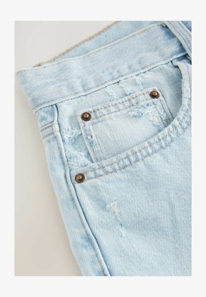 Lys blå denim shorts med et distressed design, synlig opsprækning og en lille lomme med kobberfarvede nitter.