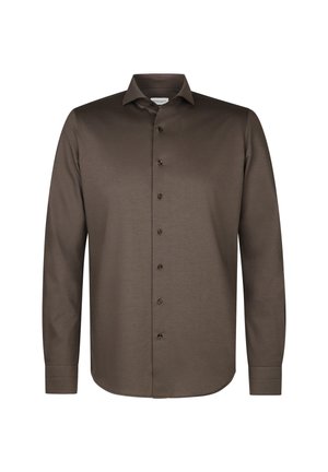 Camisa de manga larga marrón con textura suave, cuello puntiagudo y cinco botones oscuros en el frente. Diseño de dobladillo redondeado.