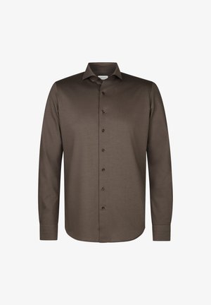 Camisa de manga larga marrón con textura suave, cuello puntiagudo y cinco botones oscuros en el frente. Diseño de dobladillo redondeado.