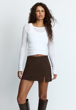 Stradivarius, SKORT WITH SIDE SLIT 04799768 - Jupe-short - brown