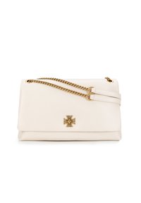 Sac à main en cuir blanc avec une bandoulière et un fermoir en chaîne dorée, présentant un emblème décoratif doré à l'avant et un design plié.