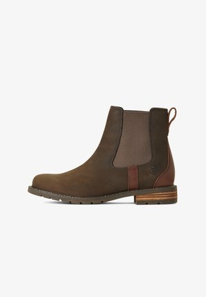 Braune Leder-Ankle-Boots mit elastischen Seitenpaneelen, strukturiertem Finish, kontrastierenden braunen Akzenten und einem gestapelten Holzabsatz.