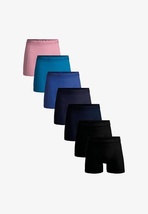 Boxershorts sæt i syv farver: lyserød, lyseblå, mørkeblå, marineblå og sort. Lavet af glat stof med elastisk "MUCHACHO" taljebånd.