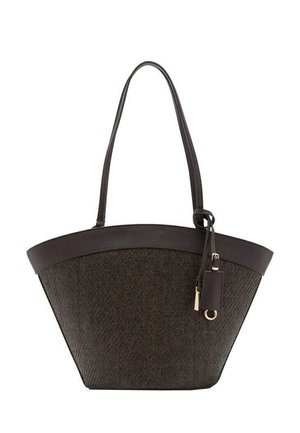 Sac fourre-tout tissé brun foncé avec garniture en cuir, longues anses, et une petite étiquette en cuir avec ferrures dorées suspendue sur un côté.