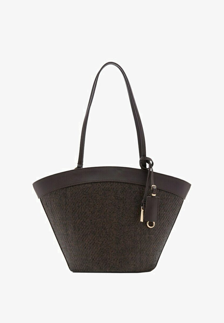 Sac fourre-tout tissé brun foncé avec garniture en cuir, longues anses, et une petite étiquette en cuir avec ferrures dorées suspendue sur un côté.