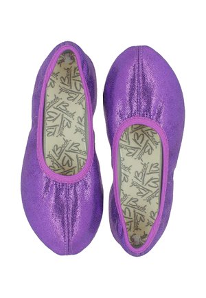 Paar glanzend paarse ballerina's met roze bies, van bovenaf gezien op een witte achtergrond, binnenzolen met een herhalend logopatroon.