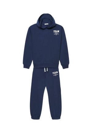 Felpa con cappuccio blu navy e pantaloni da jogging abbinati con testo bianco "TEAM New York United States of America USA" sul petto e sulla coscia.