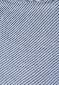 Tessuto blu chiaro con sottili righe diagonali blu scuro. La texture è liscia e uniforme, adatta per abbigliamento o tappezzeria.