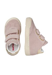 Scarpe per bambini in suede rosa con doppie chiusure a velcro e suole in gomma beige, mostrate da vedute superiori e laterali su uno sfondo bianco.
