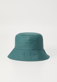 Teal spidshat lavet af tekstureret stof, med en rund krone og bred, flap hat med to ventilationshuller på siden.