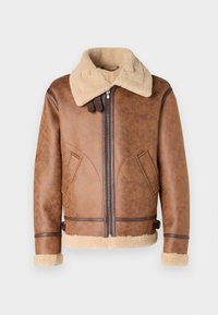 Giacca bomber in pelle marrone con colletto in shearling beige. Le caratteristiche includono una cerniera frontale, tasche laterali e polsini beige a contrasto.