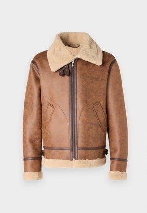 Veste bomber en cuir brun avec un col en mouton beige. Les caractéristiques incluent une fermeture éclair à l'avant, des poches latérales et des poignets beige contrastants.