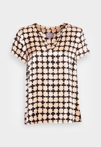 Kortärmad topp i sidenliknande material, med en persikofärgad bakgrund och ett iögonfallande svart rutmönster samt en subtil V-ringning.