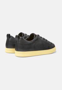 Camper RUNNER FOUR - Zapatos con cordones - schwarz gelb