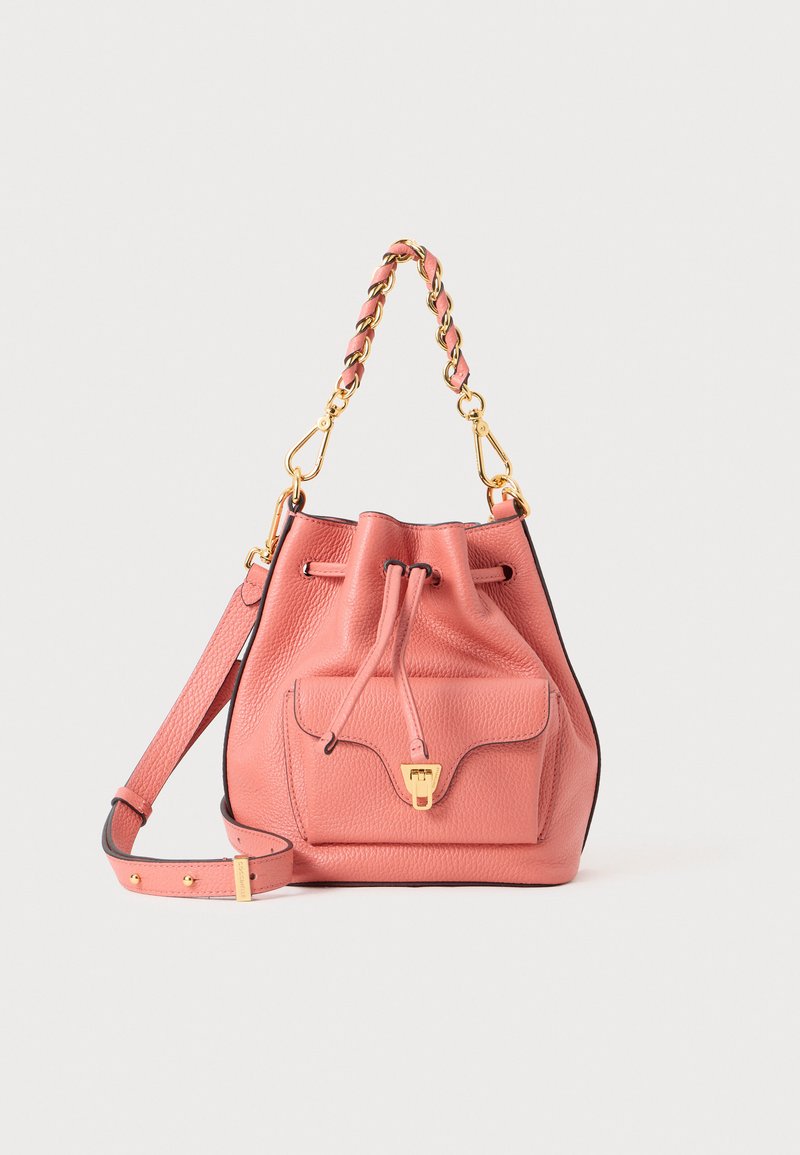 Saco de couro rosa em forma de balde com um acabamento texturizado, ferragens douradas, alça trançada e um bolso externo com fecho de fecho. Alça ajustável.