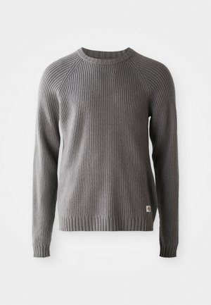 Maglione grigio a coste con maniche lunghe e scollatura a girocollo. Presenta una superficie texture e un piccolo etichetta logo sull'orlo.