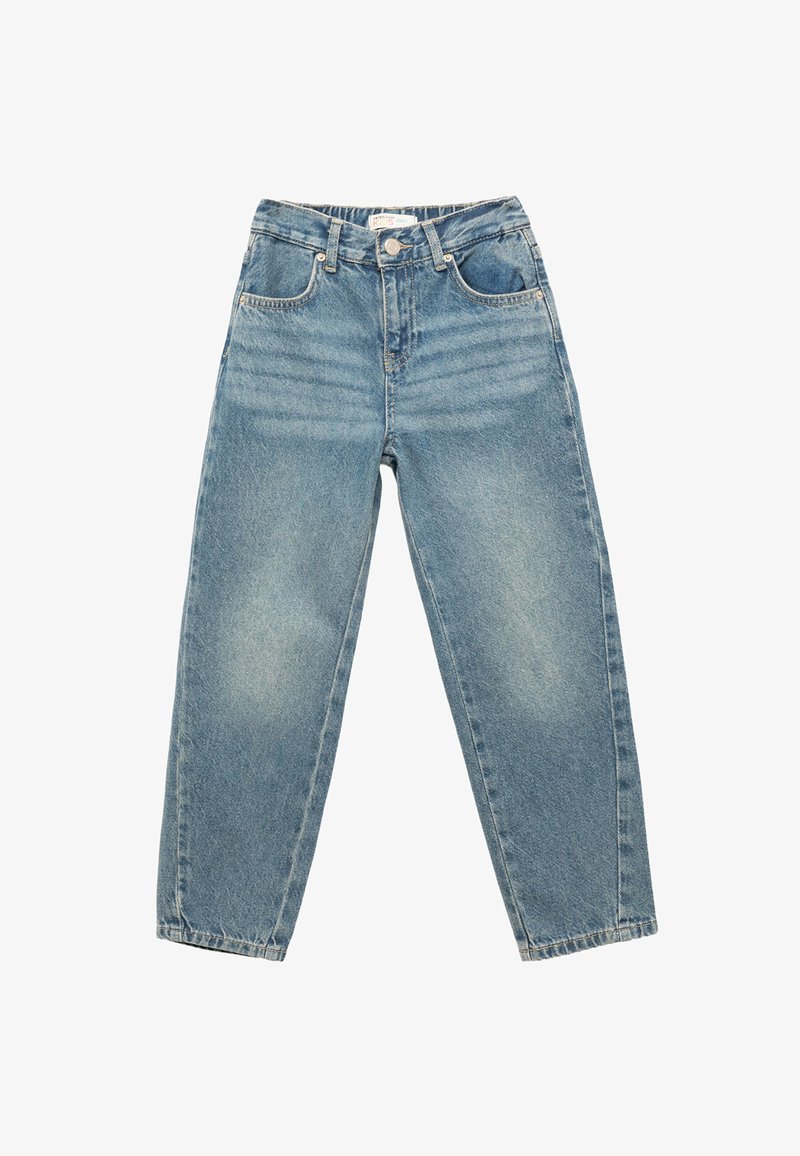 Vaqueros de color azul claro con una cintura alta, corte recto, textura desgastada, cinco bolsillos y cierre de botón metálico. Costuras visibles cosidas.
