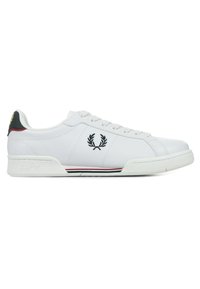 Sneakers bianche in pelle con accenti neri e rossi, dotate di un tallone verde e un logo ricamato di lato. Suola in gomma testurizzata.