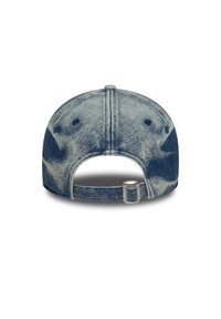 Denim bejzbol kapa s zakrivljenim vizirima, podesivim remenom i plavim izblijedjelim uzorkom. Stražnji dio je otvoren, otkrivajući teksturu unutarnjeg materijala.