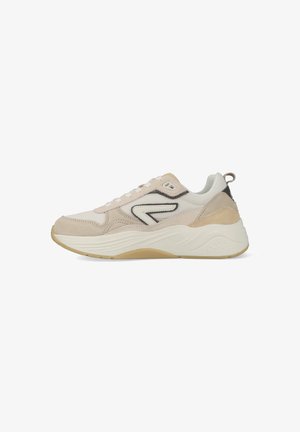 Beige en witte vetersneaker met dikke zool, mesh- en suèdematerialen, en een zwart-wit logo aan de zijkant.