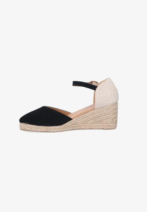 Espadrille de cuña de ante negro con parte trasera de tela de cuadros beiges, tira para el tobillo y plataforma de yute trenzado. Vista lateral que muestra la forma y el diseño.