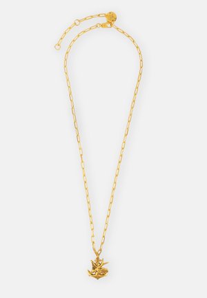 Collana d'oro con un pendente testurizzato e dettagliato a forma di nave, sospesa da una sottile catena allungata con maglie.