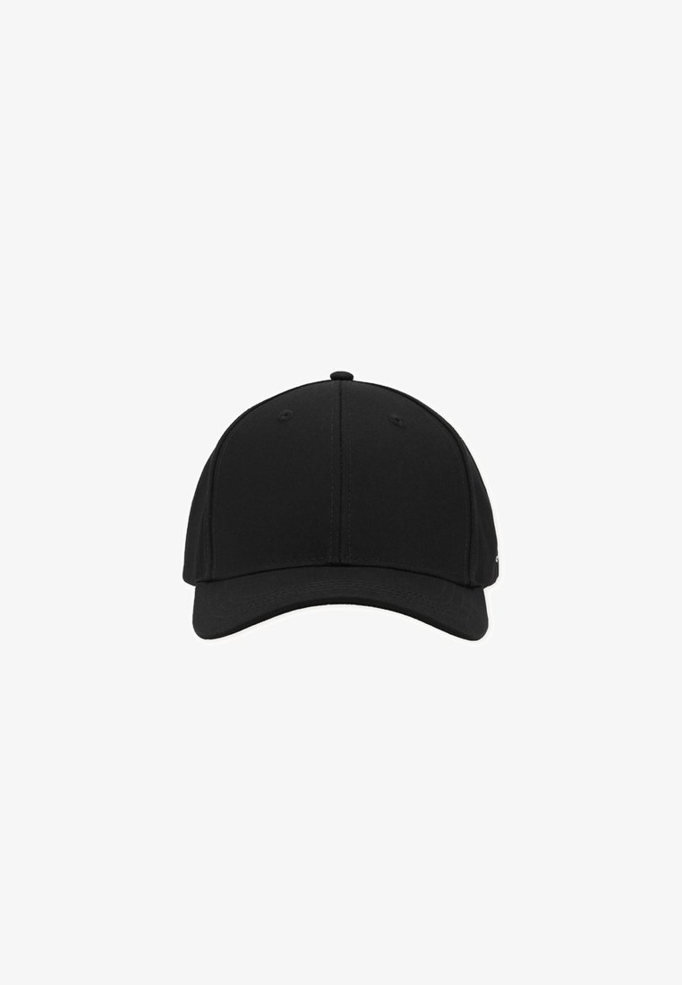 Μαύρο καπέλο μπέιζμπολ με κυρτό γείσο, κατασκευασμένο από λείο ύφασμα, με σχεδίαση έξι πάνελ και ένα κουμπί στην κορυφή για δομή.