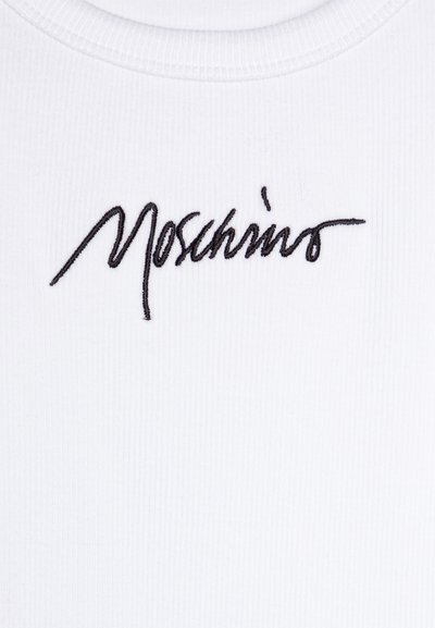 Tejido blanco acanalado con un escote redondo que presenta el logotipo bordado en negro "Moschino" en el pecho. Diseño limpio y minimalista.