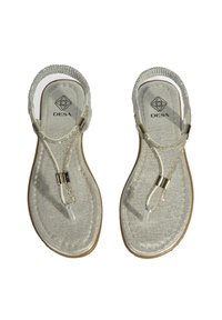 Zilveren teenslippers met stoffen banden en getextureerde zolen. Voorzien van goudkleurige accenten en een transparante verbinding. Plat, open ontwerp.