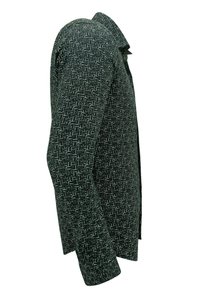 Langarmshirt van donkergroene stof met een getextureerd geometrisch patroon. Voorzien van een standaard kraag en knoopsluiting.